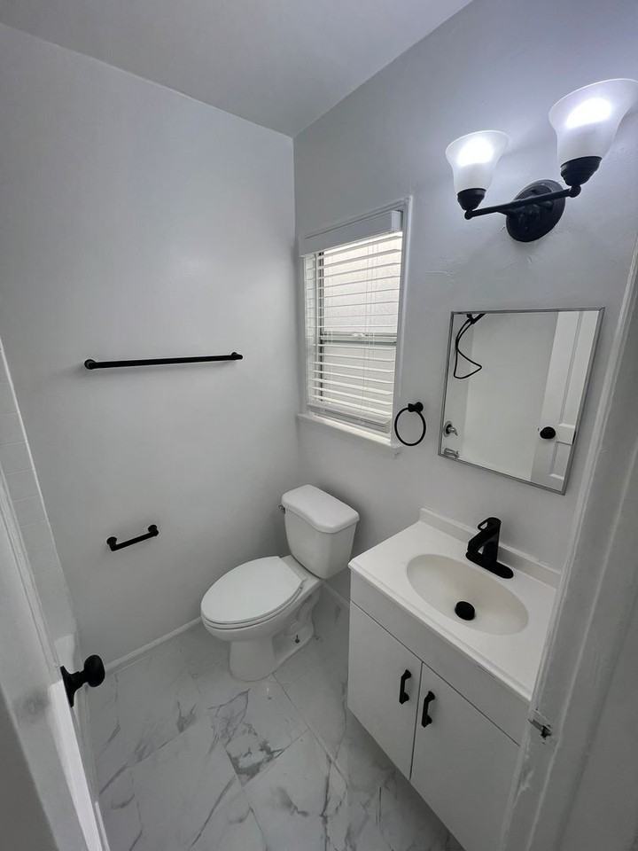 Blake Manor - Photo 7 of 22