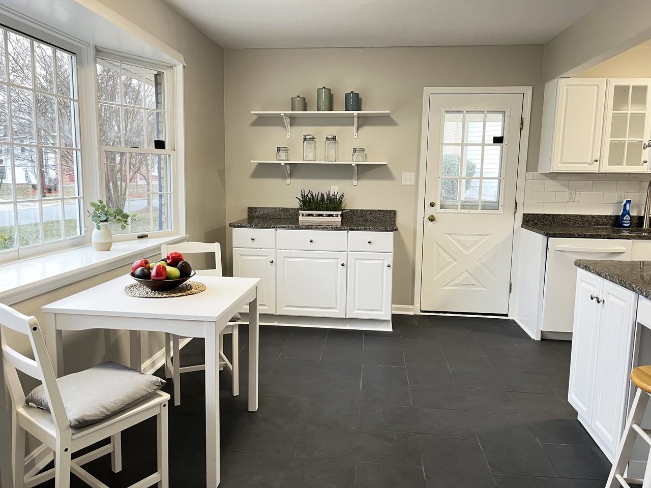 6104 Goodman Rd - Photo 7 of 35