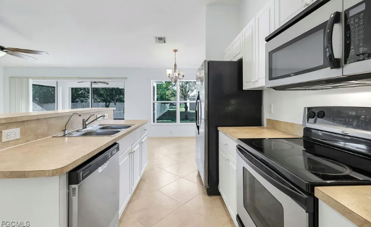 1706 Ne 2nd Pl - Photo 3 of 17