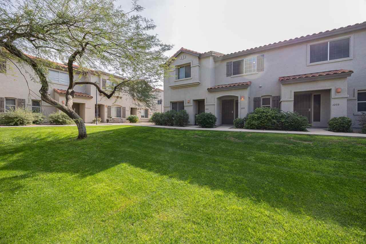 1961 N Hartford St #1094