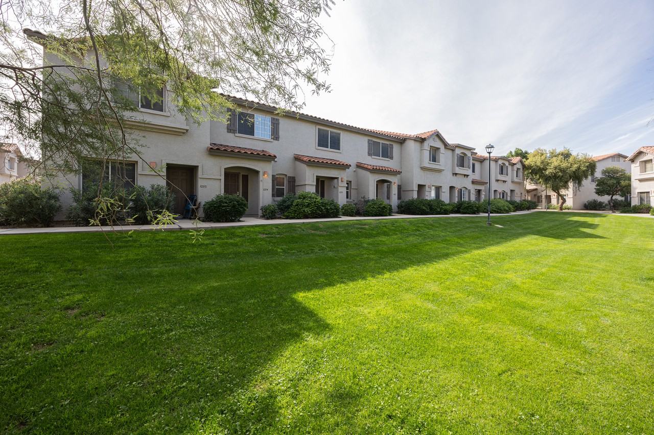 1961 N Hartford St #1094 - Photo 3 of 28