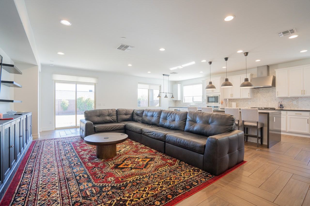 5033 N 81st Ave - Photo 4 of 50