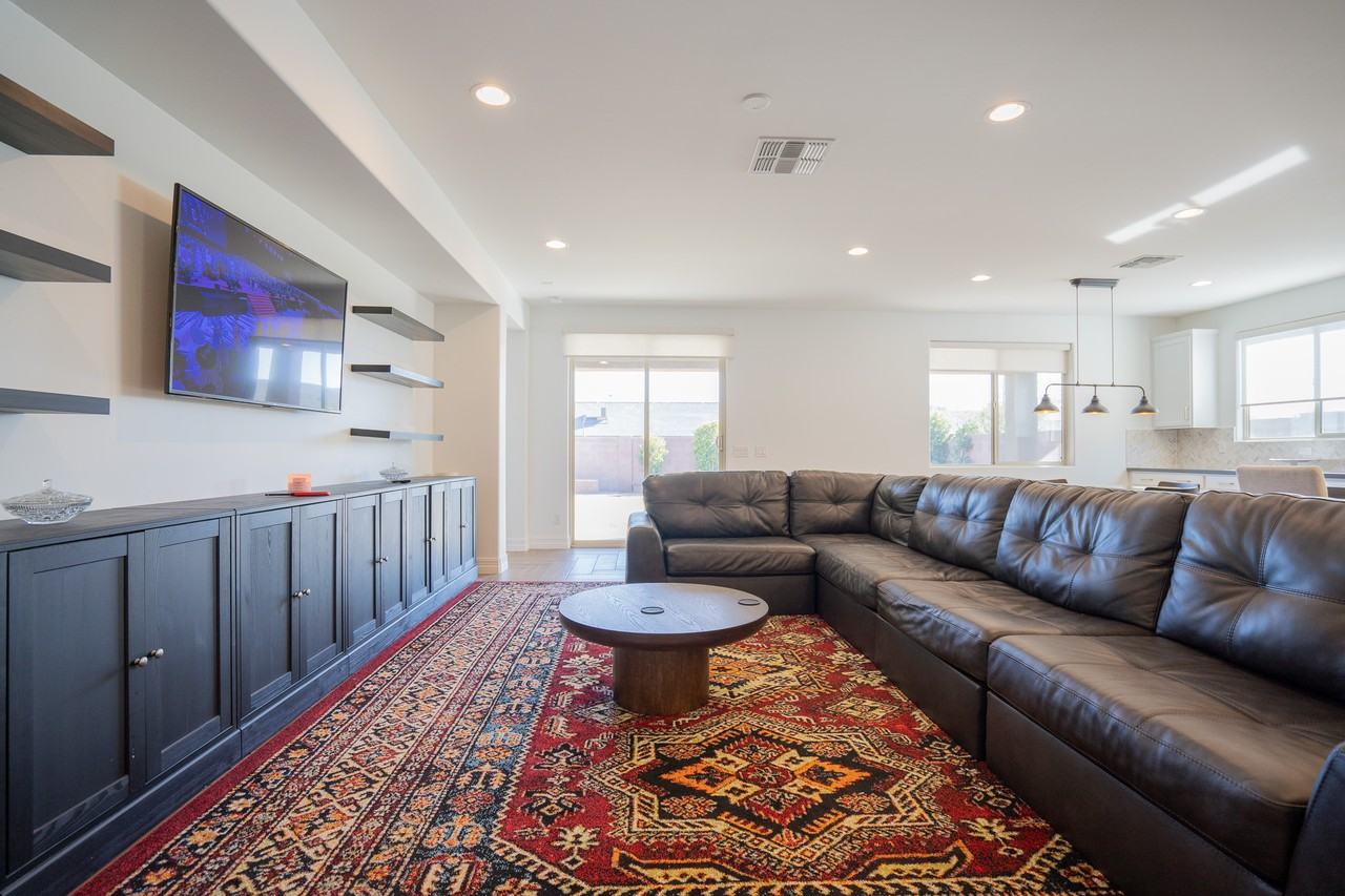 5033 N 81st Ave - Photo 5 of 50