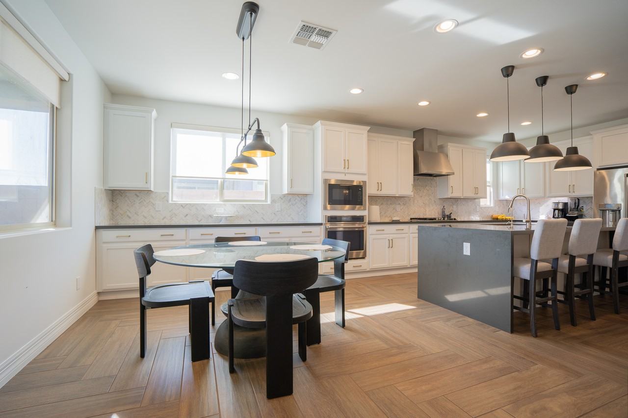 5033 N 81st Ave - Photo 7 of 50