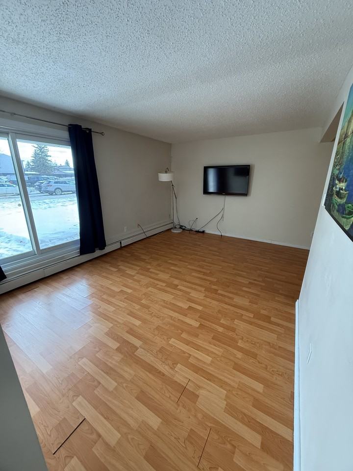 3022 31 Ave Nw - Photo 2 of 18