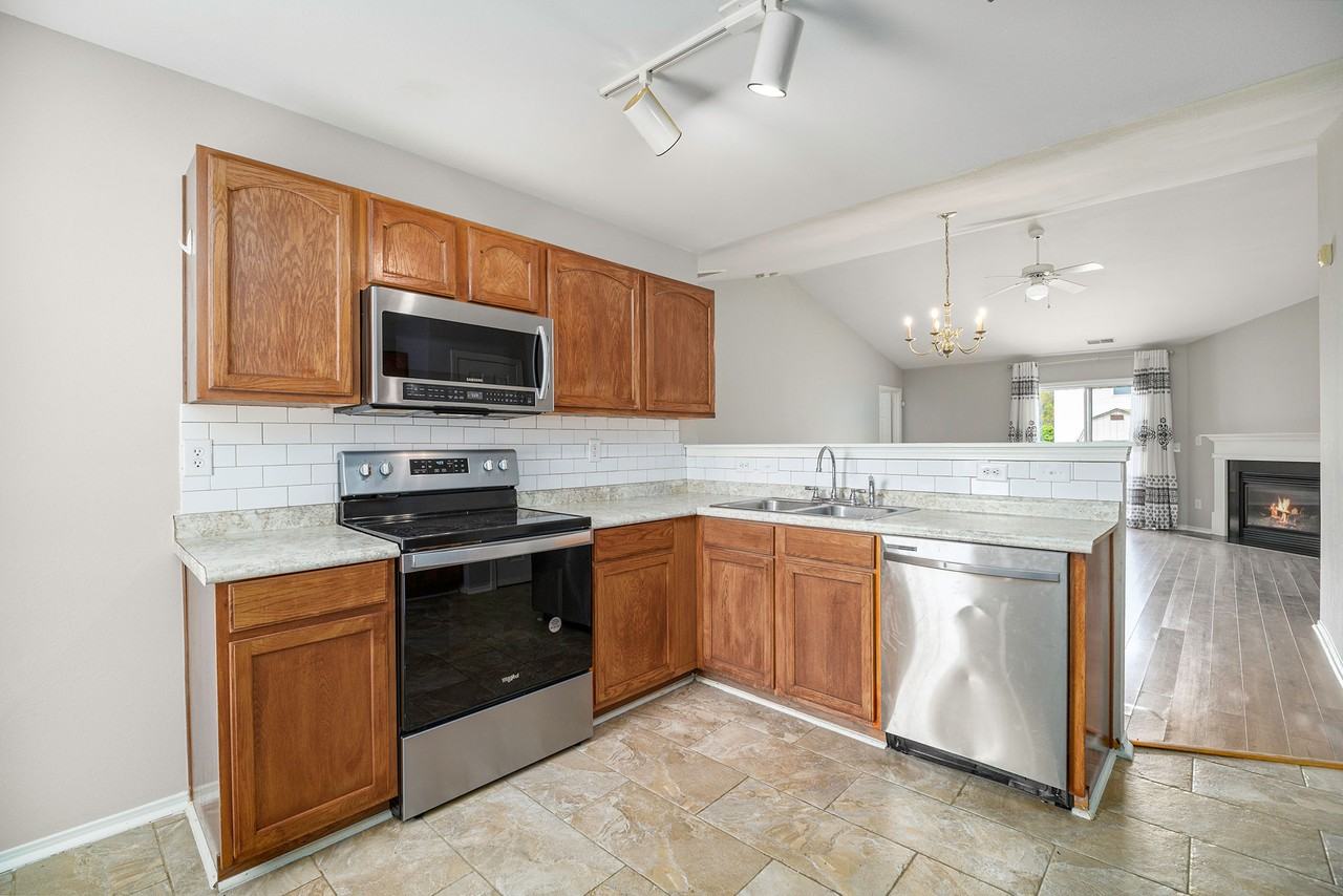 9529 Birchcroft Ln - Photo 3 of 19