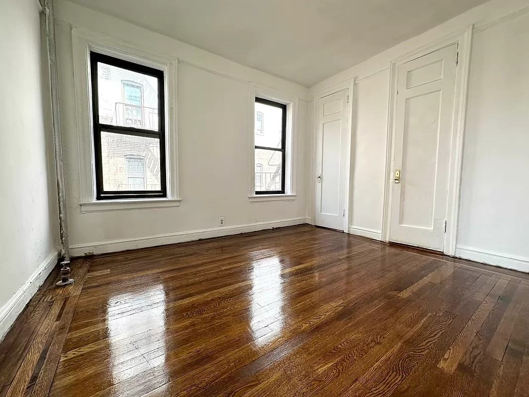 2523 Aqueduct Ave - Photo 3 of 10