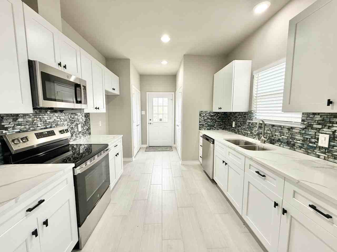 1307 Willow St - Photo 4 of 15