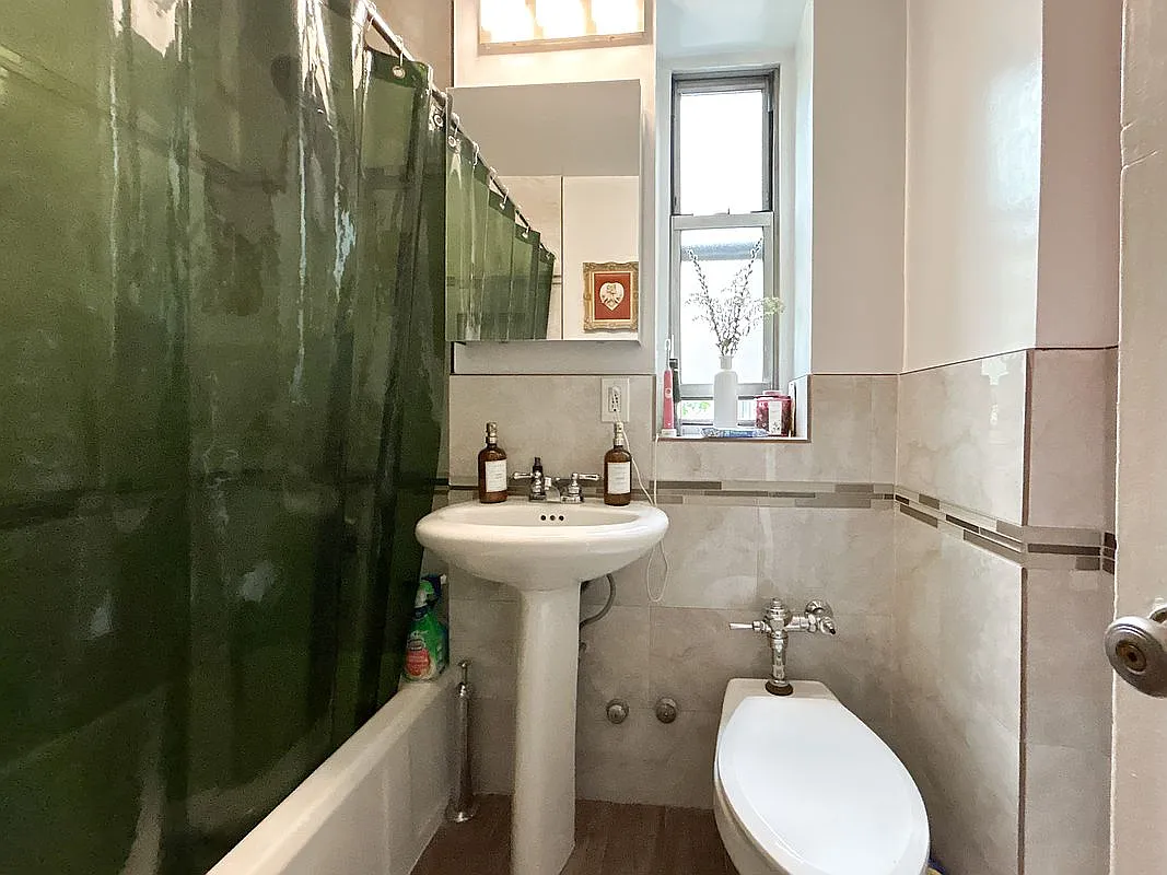 100 Bennett Ave - Photo 7 of 8