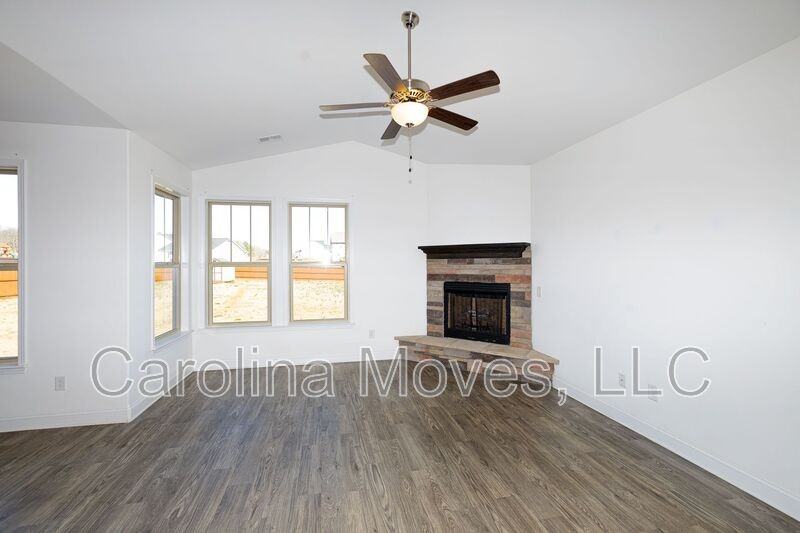 210 Royal Hill Ln - Photo 4 of 22