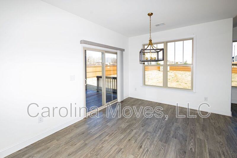 210 Royal Hill Ln - Photo 7 of 22