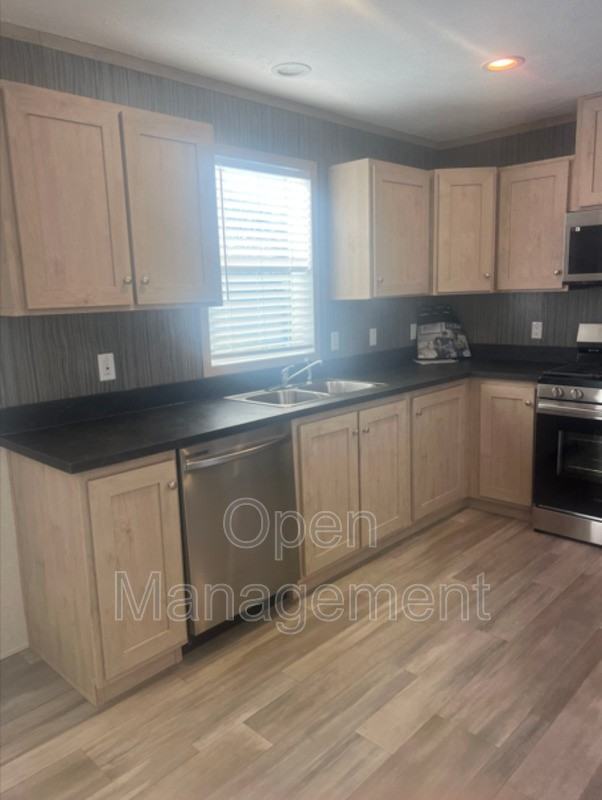 825 1st Ave S - Photo 4 of 15