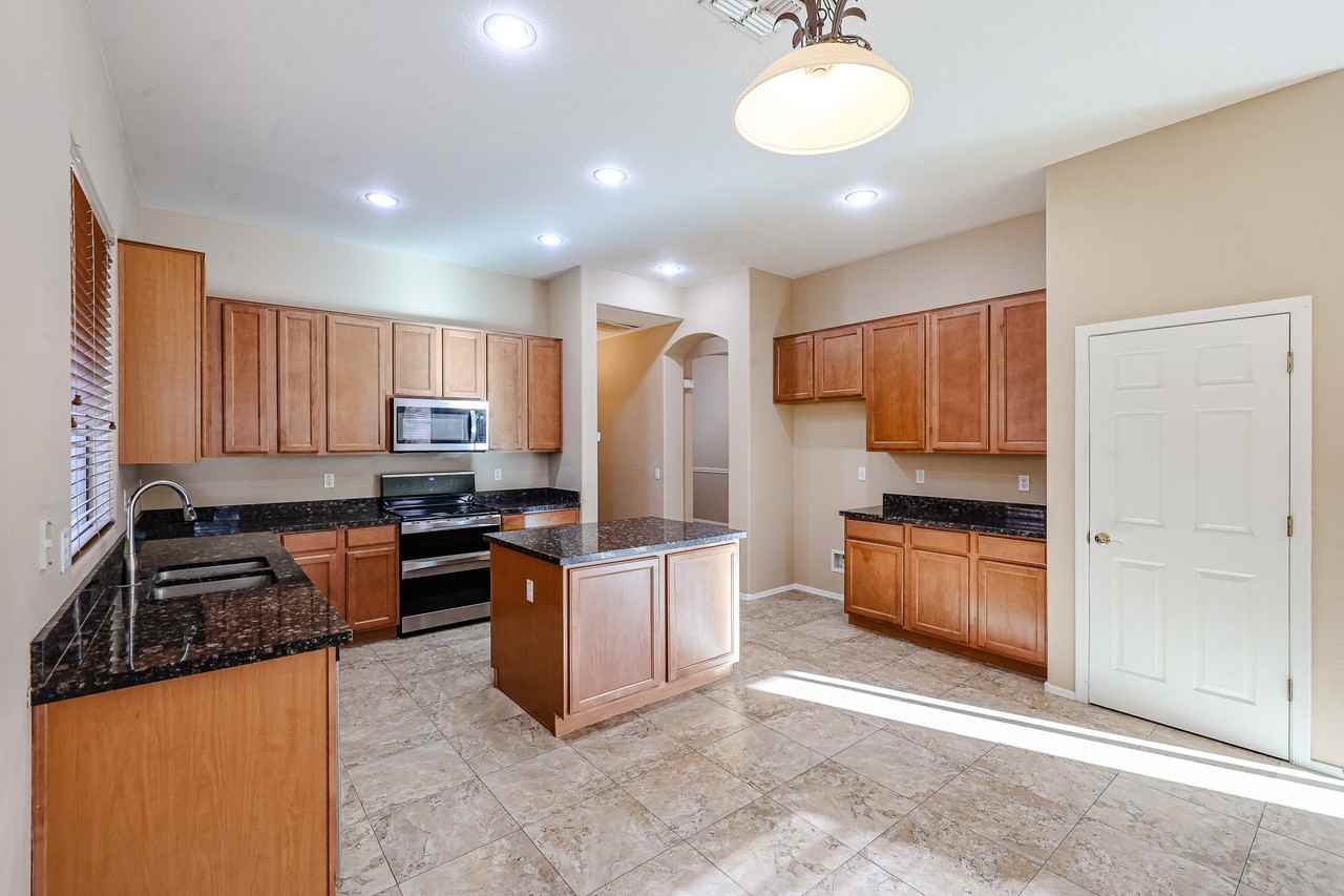 8351 W Rosewood Ln - Photo 4 of 38