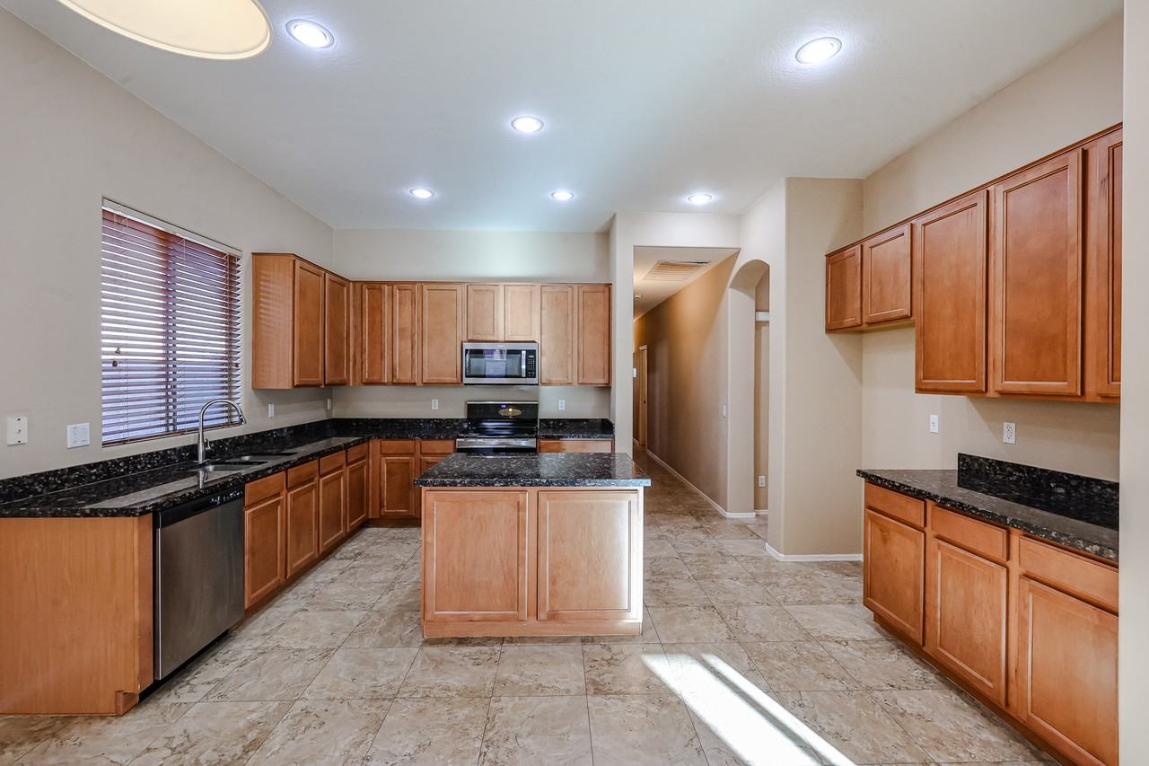 8351 W Rosewood Ln - Photo 5 of 38