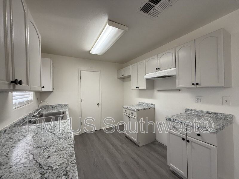 664 Honeysuckle Rd - Photo 5 of 26