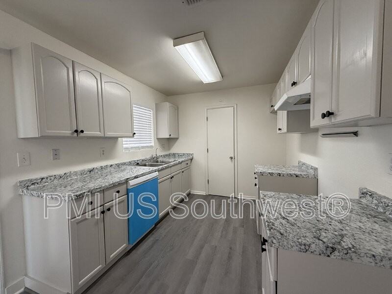 664 Honeysuckle Rd - Photo 6 of 26