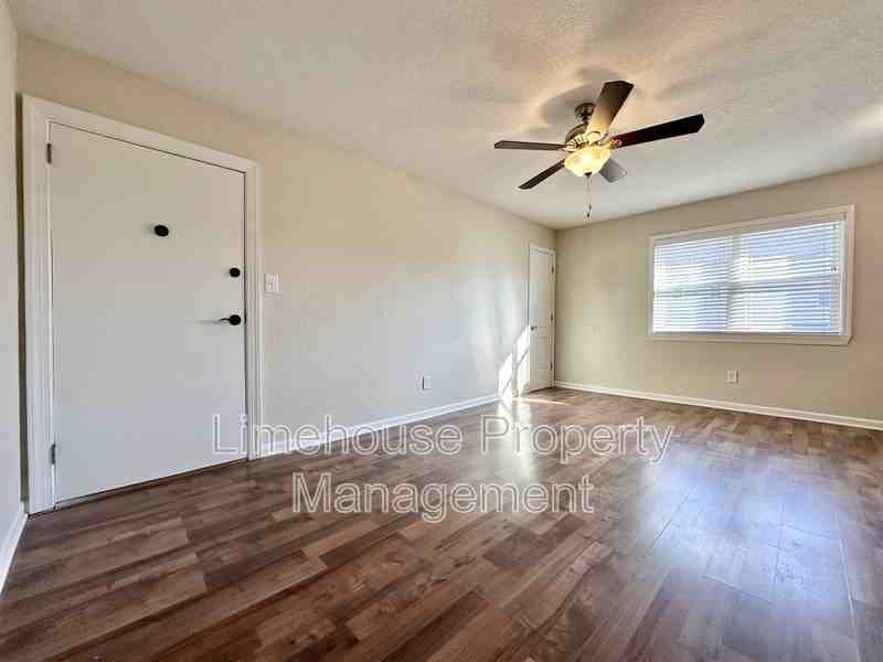 909 Leisure Sq #201 - Photo 3 of 10