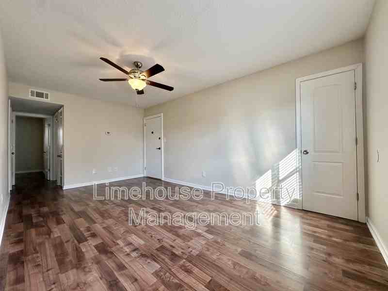 909 Leisure Sq #201 - Photo 4 of 10