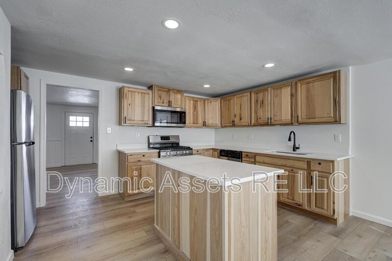 410 Fieldcrest Dr - Photo 2 of 38