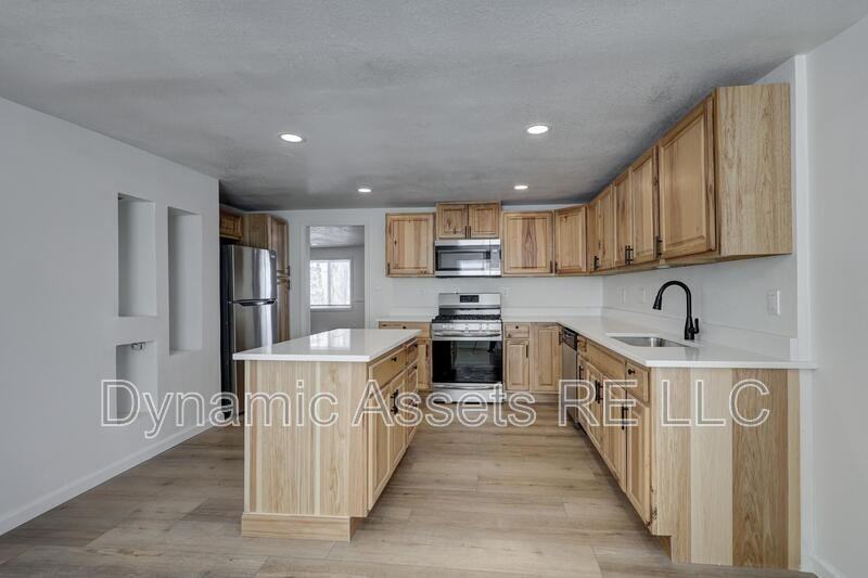 410 Fieldcrest Dr - Photo 3 of 38