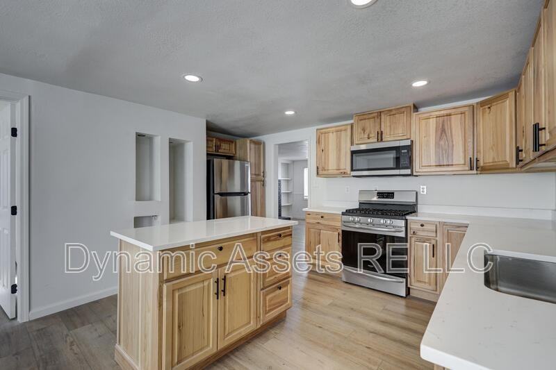 410 Fieldcrest Dr - Photo 4 of 38