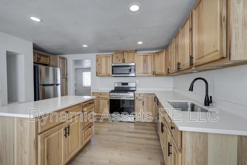 410 Fieldcrest Dr - Photo 5 of 38