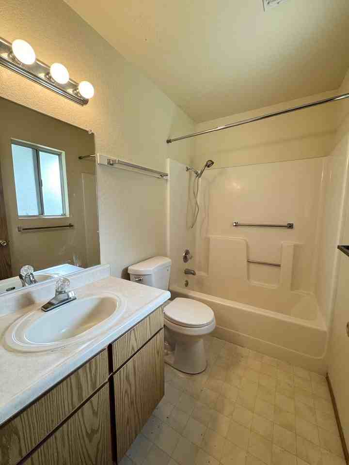 746 Redwood Blvd - Photo 3 of 13