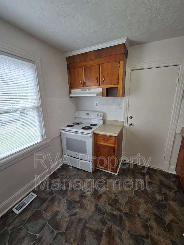 1601 Albany Ave - Photo 5 of 14