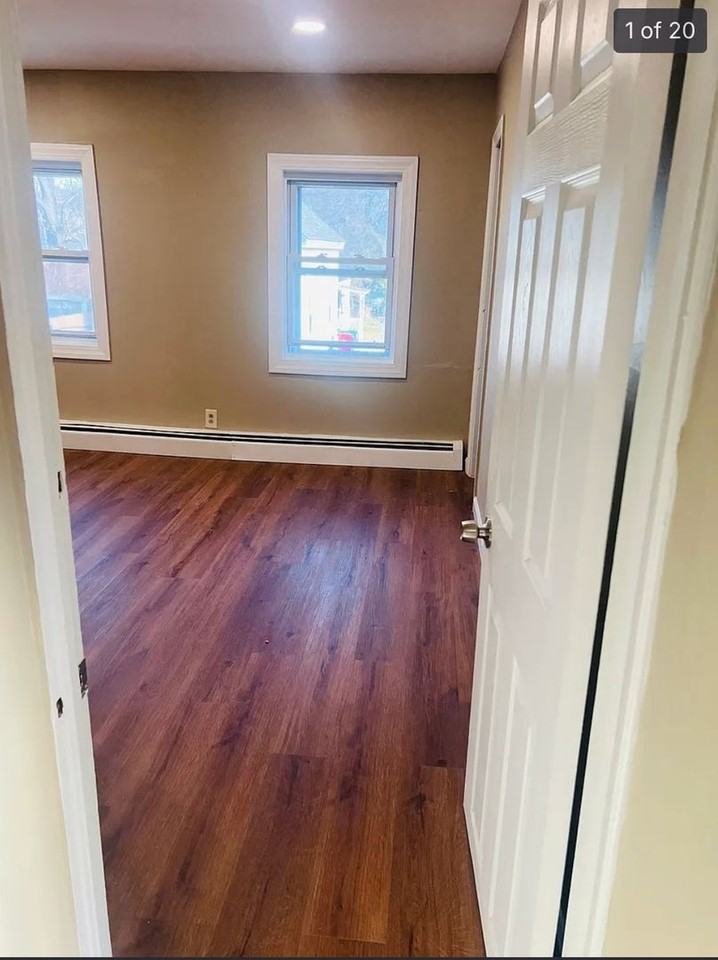 557 Lawrence St - Photo 4 of 12