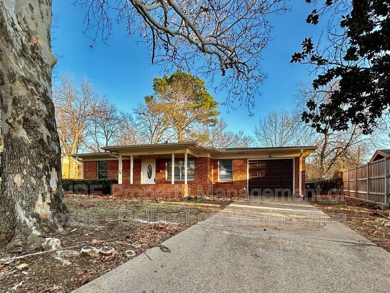 1607 Briarwood Blvd - Photo 3 of 31