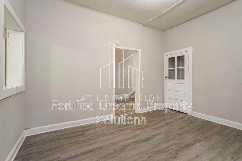 921 Ne 23rd St - Photo 3 of 18