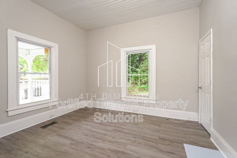 921 Ne 23rd St - Photo 5 of 18