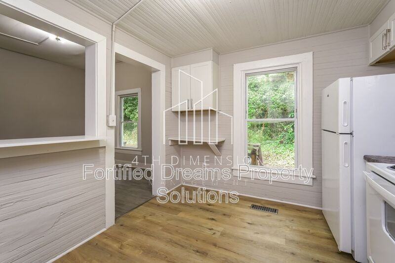 921 Ne 23rd St - Photo 6 of 18