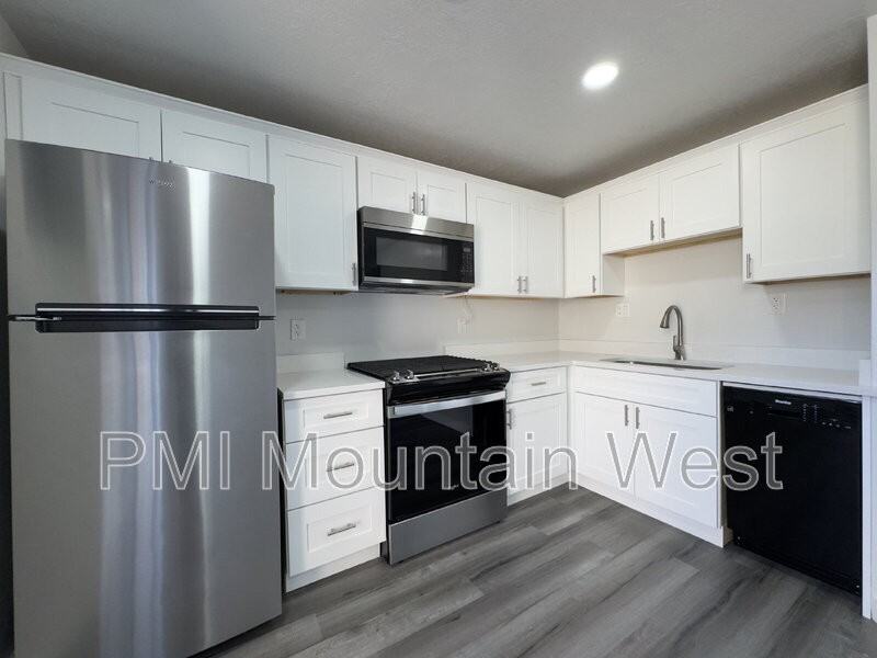 1520 Merlin Dr - Photo 7 of 24