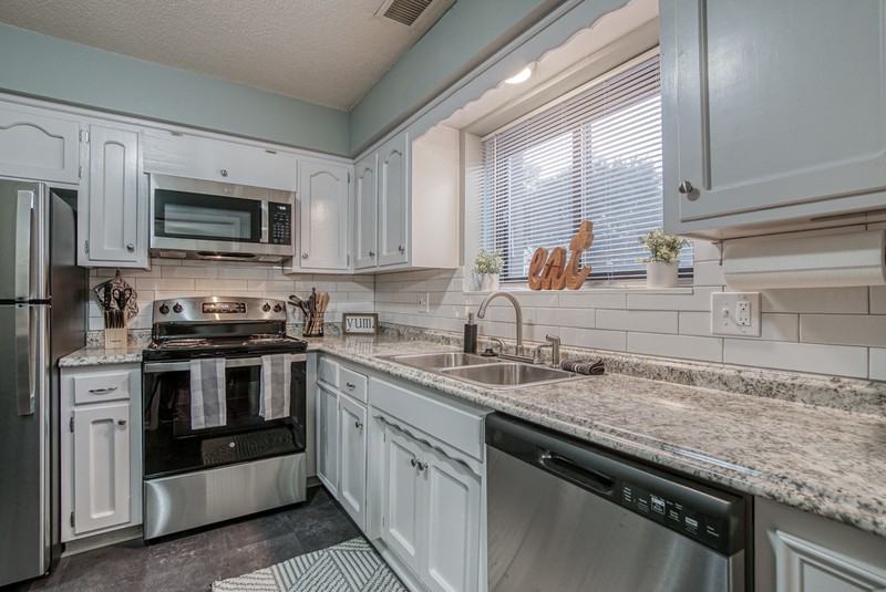 5601 W 58th St - Photo 5 of 26