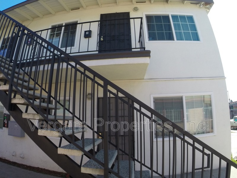 1083 E 7th St #4 - Photo 3 of 19