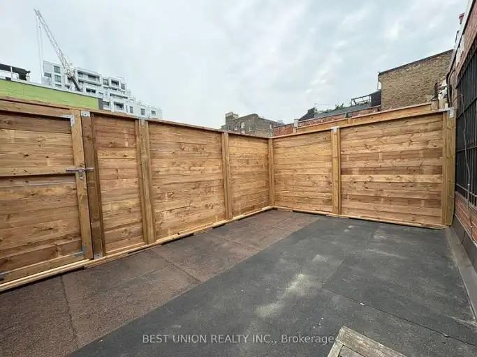 420 Queen St W #1 - Photo 5 of 8