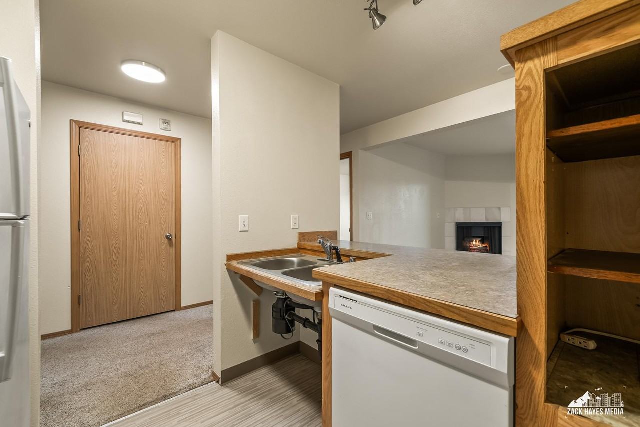 4611 Juneau St - Photo 6 of 10