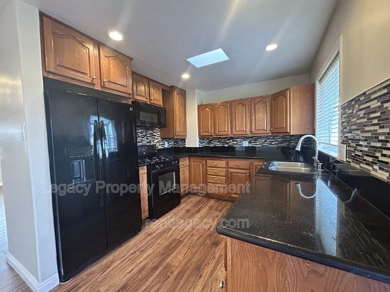 7118 Watt Ave - Photo 6 of 18