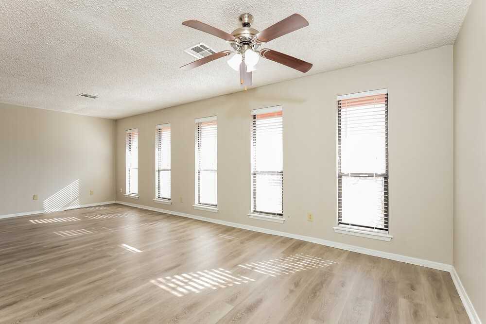 8220 Nw 112th Ter - Photo 5 of 16