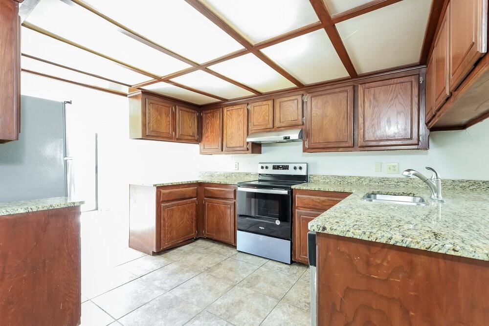 8220 Nw 112th Ter - Photo 7 of 16