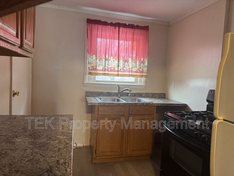 105 Bidwell Ter #105 - Photo 3 of 6