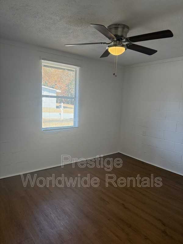 102 Moore St - Photo 4 of 7