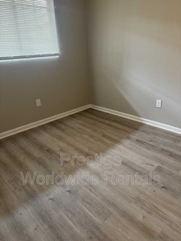 1718 Knowles Rd - Photo 4 of 5