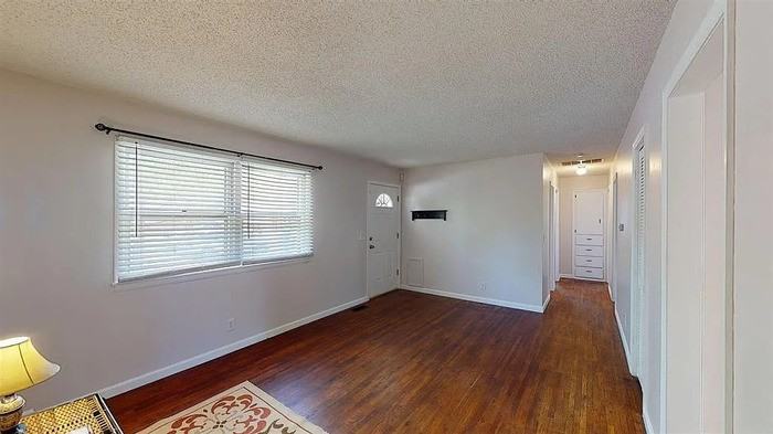 609 S Chase St - Photo 4 of 14