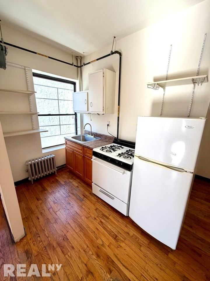 E 14th St #20 - Photo 2 of 6