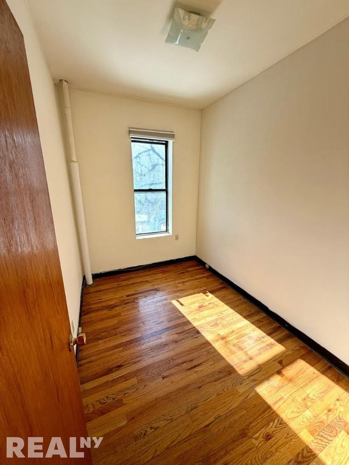 E 14th St #20 - Photo 3 of 6