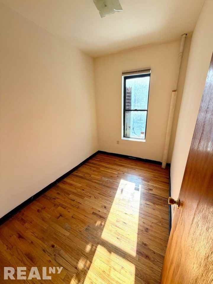 E 14th St #20 - Photo 4 of 6