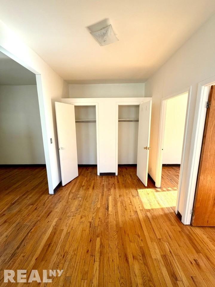 E 14th St #20 - Photo 5 of 6