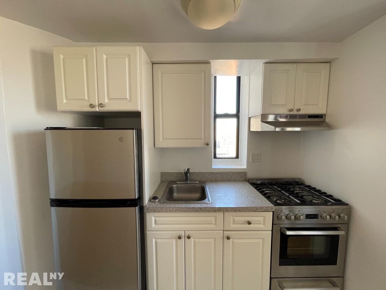 850 Amsterdam Ave #15E - Photo 2 of 5